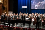 Orchestr v čele s dirigentem